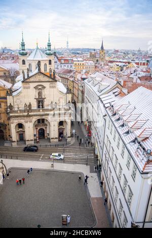 Prag, Tschechische Republik - 26. Dezember 2021: Panorama des Prager Klementinums und schneebedeckte Dächer im Winter, Tschechische Republik Stockfoto