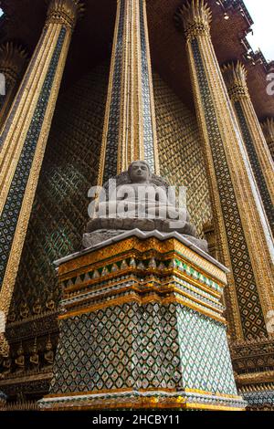 Hoher, golddekorierter Turm mit Buddha-Statue im Grand Palace Bangkok, Thailand Stockfoto