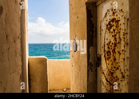 Verlassenes Haus mit rostiger Eingangstür am Atlantik in Pozo Izquierdo, Kanarische Inseln, Spanien Stockfoto