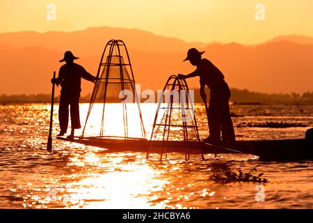 Fischer in Booten mit traditionellen Intha konischen Netzen in Myanmar Stockfoto