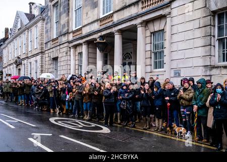 Lewes, Großbritannien. 27th Dez 2021. Pro-Hunt-Anhänger feuern die Southdown- und Eridge-Jagd an als sie in der Lewes High Street für ihr jährliches Boxing Day-Treffen eintreffen, wurde die Veranstaltung dieses Jahr auf die 27th umgestellt, als der Boxing Day am Sonntag fiel. Kredit: Grant Rooney/Alamy Live Nachrichten Stockfoto