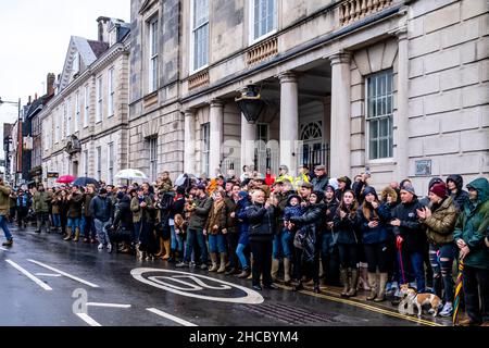 Lewes, Großbritannien. 27th Dez 2021. Pro-Hunt-Anhänger feuern die Southdown- und Eridge-Jagd an als sie in der Lewes High Street für ihr jährliches Boxing Day-Treffen eintreffen, wurde die Veranstaltung dieses Jahr auf die 27th umgestellt, als der Boxing Day am Sonntag fiel. Kredit: Grant Rooney/Alamy Live Nachrichten Stockfoto