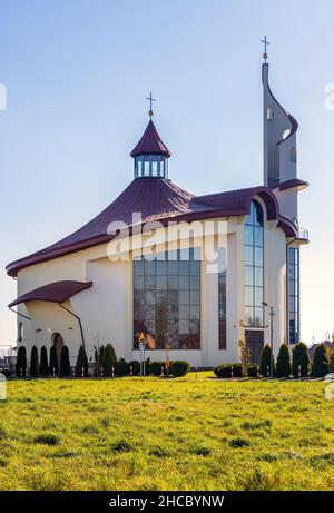 Sedziszow Malopolski, Polen - 1. November 2021: Modernistisches Heiligtum der Kirche der Göttlichen Barmherzigkeit in der Potockich Straße in Sedziszow in Podkarpacie Stockfoto