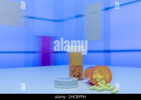 Medizinische Pillen und Tabletten verschüttet Drogenflasche. Ansicht mit Kopierbereich. Stockfoto