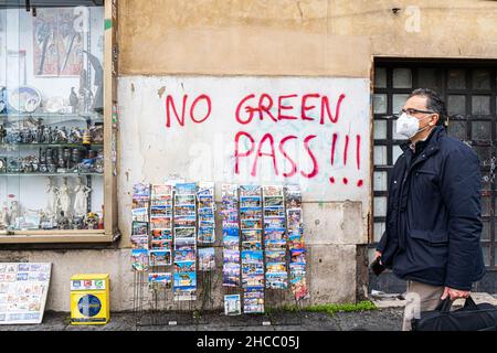 ROM, ITALIEN. 27. Dezember 2021. Protest gegen den Green Pass, der an eine Wand gehauen wurde. Die italienische Regierung hat kürzlich ihre kovidierten Beschränkungen und die Green-Pass-Regeln verschärft, nachdem neue Daten zu den höchsten Zahlen von kovidbedingten Infektionen und der übertragbaren omicron-Variante, die sich seit Beginn der Pandemie rasch ausbreitete, geführt haben. Kredit: amer ghazzal/Alamy Live Nachrichten Stockfoto