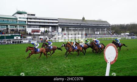 Läufer und Reiter passieren leere Tribünen in Aktion in der Coral Finale Juvenile Hürde während des Coral Welsh Grand National Day auf der Chepstow Racecourse. Bilddatum: Montag, 27. Dezember 2021. Stockfoto