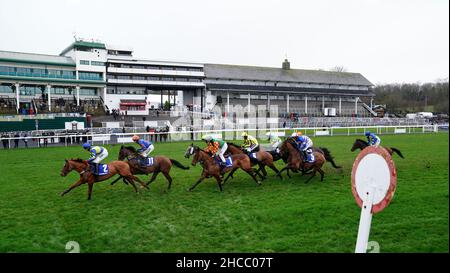 Läufer und Reiter passieren leere Tribünen in Aktion in der Coral Finale Juvenile Hürde während des Coral Welsh Grand National Day auf der Chepstow Racecourse. Bilddatum: Montag, 27. Dezember 2021. Stockfoto