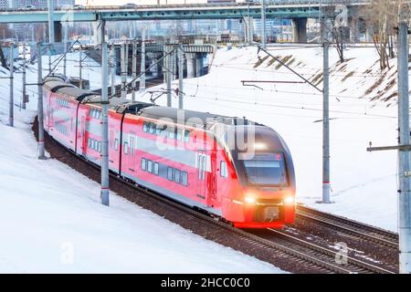 Schnellzug auf einer Kurve in einer verschneiten Landschaft Stockfoto