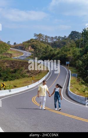 Straße Nr. 3 in Nan Thailand Landstraße Rückansicht. Nummer drei der Straße zwischen den Bergen in Nan, Thailand. Paar Mann und Frau im Urlaub in Nan Thailand Stockfoto