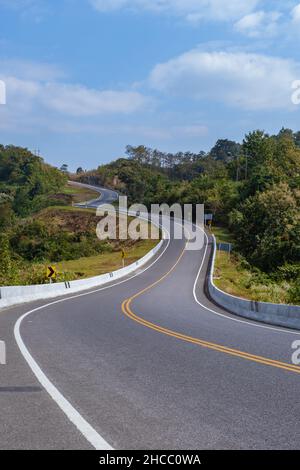 Straße Nr. 3 in Nan Thailand Landstraße Rückansicht. Nummer drei der Straße zwischen den Bergen in Nan, Thailand. Hochwertige Fotos Stockfoto