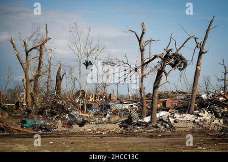 Dawson Springs, USA. 14th Dez 2021. Bäume mit gebrochenen Gliedmaßen sitzen umgeben von Trümmern in der Nähe der Innenstadt von Mayfield, Kentucky, Dienstag, 14. Dezember 2021. (Foto: Alex Blitz/Lexington Herald-Leader/TNS/Sipa USA) Quelle: SIPA USA/Alamy Live News Stockfoto