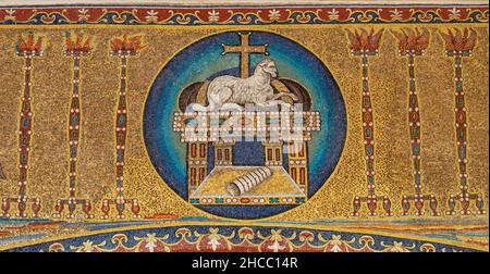 Rom - das alte christliche Mosaik des Lammes Gottes im Buch der Offenbarung in der Kirche Basilica dei Sancti Cosma e Damiano Stockfoto