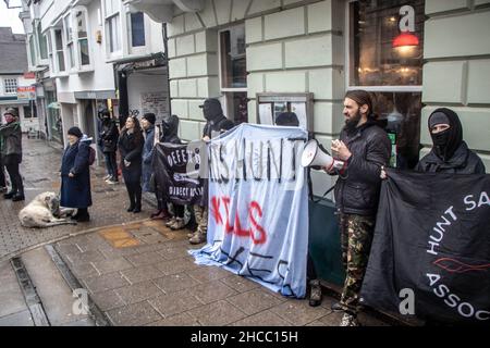 Lewes, Großbritannien. 25th Dez 2021. Hunderte von Demonstranten konfrontierten eine Gruppe von Jägern, die an einer jährlichen Parade teilnahmen. Jedes Jahr ziehen die Fahrer von Southdown und Eridge Foxhounds durch das Stadtzentrum von Lewes. Die Reiter sagen, sie seien nur Schleppjagd. Heute Morgen säumten Hunderte von Anti-Hunt-Demonstranten die Hauptstraße der Stadt, um gegen die Brigade zu demonstrieren, die auf dem Pferderücken durchritt. Kredit: @Dmoonuk/Alamy Live Nachrichten Stockfoto