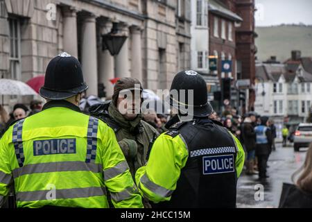 Lewes, Großbritannien. 25th Dez 2021. Hunderte von Demonstranten konfrontierten eine Gruppe von Jägern, die an einer jährlichen Parade teilnahmen. Jedes Jahr ziehen die Fahrer von Southdown und Eridge Foxhounds durch das Stadtzentrum von Lewes. Die Reiter sagen, sie seien nur Schleppjagd. Heute Morgen säumten Hunderte von Anti-Hunt-Demonstranten die Hauptstraße der Stadt, um gegen die Brigade zu demonstrieren, die auf dem Pferderücken durchritt. Kredit: @Dmoonuk/Alamy Live Nachrichten Stockfoto