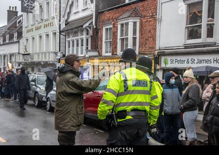 Lewes, Großbritannien. 25th Dez 2021. Hunderte von Demonstranten konfrontierten eine Gruppe von Jägern, die an einer jährlichen Parade teilnahmen. Jedes Jahr ziehen die Fahrer von Southdown und Eridge Foxhounds durch das Stadtzentrum von Lewes. Die Reiter sagen, sie seien nur Schleppjagd. Heute Morgen säumten Hunderte von Anti-Hunt-Demonstranten die Hauptstraße der Stadt, um gegen die Brigade zu demonstrieren, die auf dem Pferderücken durchritt. Kredit: @Dmoonuk/Alamy Live Nachrichten Stockfoto