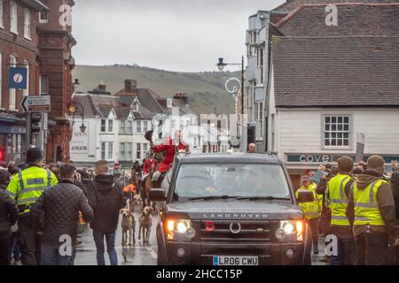 Lewes, Großbritannien. 25th Dez 2021. Hunderte von Demonstranten konfrontierten eine Gruppe von Jägern, die an einer jährlichen Parade teilnahmen. Jedes Jahr ziehen die Fahrer von Southdown und Eridge Foxhounds durch das Stadtzentrum von Lewes. Die Reiter sagen, sie seien nur Schleppjagd. Heute Morgen säumten Hunderte von Anti-Hunt-Demonstranten die Hauptstraße der Stadt, um gegen die Brigade zu demonstrieren, die auf dem Pferderücken durchritt. Kredit: @Dmoonuk/Alamy Live Nachrichten Stockfoto