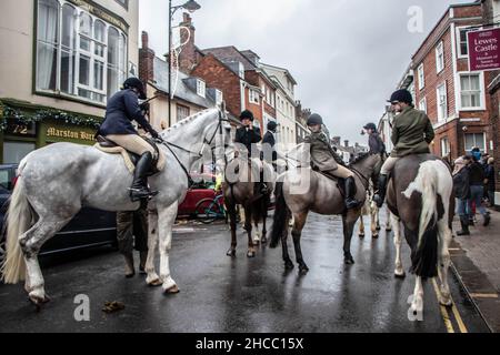 Lewes, Großbritannien. 25th Dez 2021. Hunderte von Demonstranten konfrontierten eine Gruppe von Jägern, die an einer jährlichen Parade teilnahmen. Jedes Jahr ziehen die Fahrer von Southdown und Eridge Foxhounds durch das Stadtzentrum von Lewes. Die Reiter sagen, sie seien nur Schleppjagd. Heute Morgen säumten Hunderte von Anti-Hunt-Demonstranten die Hauptstraße der Stadt, um gegen die Brigade zu demonstrieren, die auf dem Pferderücken durchritt. Kredit: @Dmoonuk/Alamy Live Nachrichten Stockfoto