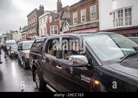 Lewes, Großbritannien. 25th Dez 2021. Hunderte von Demonstranten konfrontierten eine Gruppe von Jägern, die an einer jährlichen Parade teilnahmen. Jedes Jahr ziehen die Fahrer von Southdown und Eridge Foxhounds durch das Stadtzentrum von Lewes. Die Reiter sagen, sie seien nur Schleppjagd. Heute Morgen säumten Hunderte von Anti-Hunt-Demonstranten die Hauptstraße der Stadt, um gegen die Brigade zu demonstrieren, die auf dem Pferderücken durchritt. Kredit: @Dmoonuk/Alamy Live Nachrichten Stockfoto