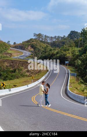 Straße Nr. 3 in Nan Thailand Landstraße Rückansicht. Nummer drei der Straße zwischen den Bergen in Nan, Thailand. Paar Mann und Frau im Urlaub in Nan Thailand Stockfoto
