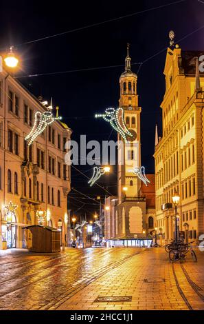 Straße in Augsbug (Bayern) bei Nacht mit Weihnachtsbeleuchtung geschmückt Stockfoto