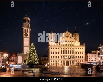 Beleuchteten weihnachtsbaum auf dem historischen Stadtplatz in Augsburg bei Nacht Stockfoto