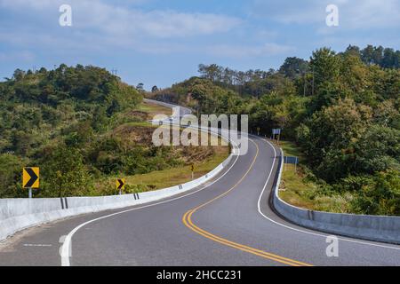 Straße Nr. 3 in Nan Thailand Landstraße Rückansicht. Nummer drei der Straße zwischen den Bergen in Nan, Thailand. Hochwertige Fotos Stockfoto