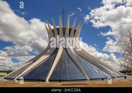 Brasilia, Federal District, Brasilien – 25. Dezember 2021: Metropolitan Cathedral of Brasilia an einem bewölkten Nachmittag. Stockfoto