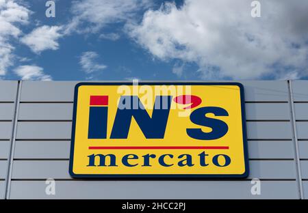 Fossano, Cuneo, Italien - 23. Dezember 2021: Schilder mit IN'S Mercato-Logo auf blauem Himmel bewölkt, in'S Mercato ist eine italienische Discounter-Supermarktkette von Stockfoto