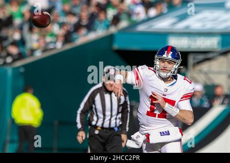 Philadelphia, Pennsylvania, USA. 26th Dez 2021. Der New York Giants Quarterback Jake Fromm (17) wirft am 26. Dezember 2021 im Lincoln Financial Field einen Pass gegen die Philadelphia Eagles. (Bild: © Debby Wong/ZUMA Press Wire) Stockfoto