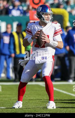 Philadelphia, Pennsylvania, USA. 26th Dez 2021. Der New York Giants Quarterback Jake Fromm (17) scheint am 26. Dezember 2021 im Lincoln Financial Field einen Pass gegen die Philadelphia Eagles zu werfen. (Bild: © Debby Wong/ZUMA Press Wire) Stockfoto
