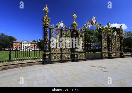 The Golden Gates, Town Hall and Gardens, Warrington Town, Keshire, England, Großbritannien Stockfoto