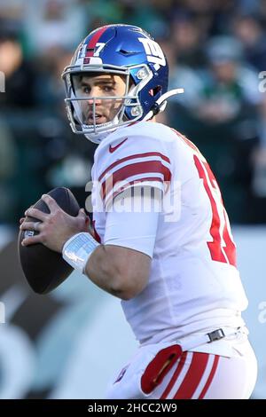 Philadelphia, Pennsylvania, USA. 26th Dez 2021. Der New York Giants Quarterback Jake Fromm (17) scheint am 26. Dezember 2021 im Lincoln Financial Field einen Pass gegen die Philadelphia Eagles zu werfen. (Bild: © Debby Wong/ZUMA Press Wire) Stockfoto