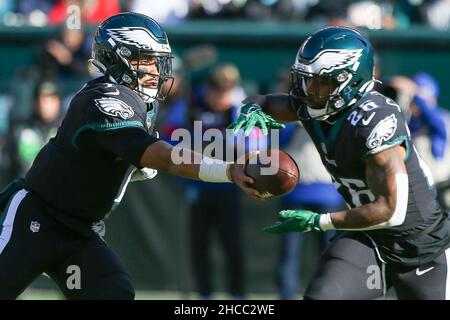 Philadelphia, Pennsylvania, USA. 26th Dez 2021. Philadelphia Eagles Quarterback Jalen Hurts (1) geht am 26. Dezember 2021 im Lincoln Financial Field gegen die New York Giants vor Miles Sanders (26) zurück. (Bild: © Debby Wong/ZUMA Press Wire) Stockfoto