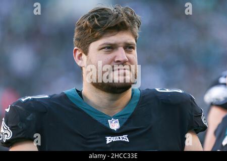 Philadelphia, Pennsylvania, USA. 26th Dez 2021. Philadelphia Eagles bewachen Brett toth (64) am Rande des Spiels gegen die New York Giants am 26. Dezember 2021 im Lincoln Financial Field. (Bild: © Debby Wong/ZUMA Press Wire) Stockfoto