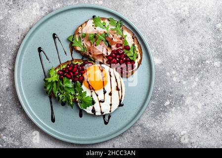 Spiegeleier und Schinken-Sandwich auf einem Teller, Draufsicht Stockfoto