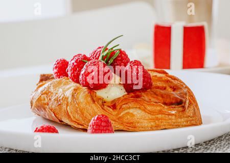Kuchen mit Himbeer- und Pudding-Gebäck Stockfoto