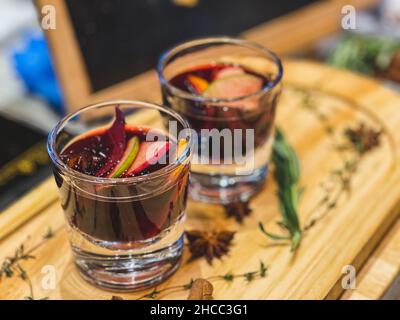 Zwei Gläser Glühwein der Saison Stockfoto