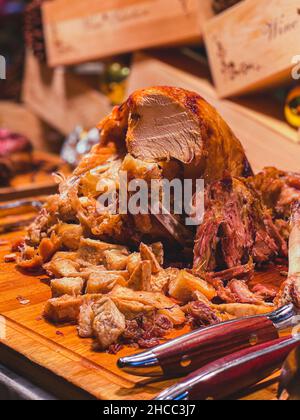 Weihnachtliche Pute mit Süßkartoffeln auf einer Holzplatte Stockfoto