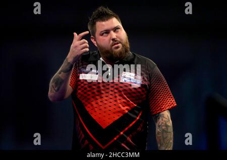 Michael Smith reagiert gegen William O'Connor am zehnten Tag der William Hill World Darts Championship im Alexandra Palace, London. Bilddatum: Montag, 27. Dezember 2021. Stockfoto