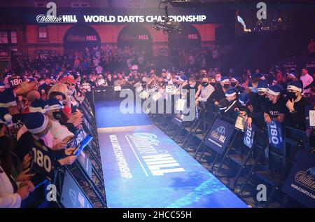Alexandra Palace, London, Großbritannien. 27th. Dezember 2021; Alexandra Palace, London, England: Das William Hill World Darts Tournament; dritte Runde; Fans erwarten die Ankunft der Spieler Credit: Action Plus Sports Images/Alamy Live News Stockfoto