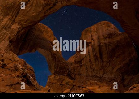 Berühmter Turret Arch im Arches National Park, Utah, USA bei Nacht Stockfoto