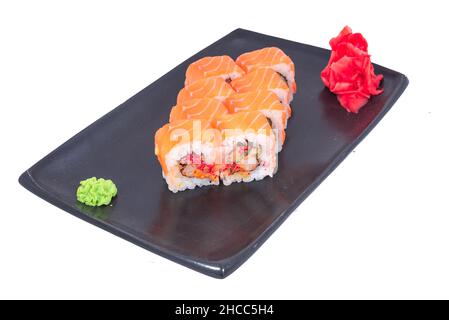 Japanische Küche - Sushi-Rolle mit Shrimps und Conger, Avocado, Tobiko und Käse. Sushi-Rollen Tempura, japanische Küche Stockfoto