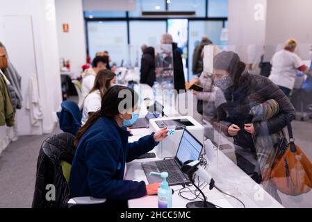 Eine Frau spricht mit einer Krankenschwester, während sie am 22. Dezember 2021 in einem Impfzentrum in Barcelona, Spanien, empfangen wurde. Nach der Ausbreitung des Omicron Stockfoto