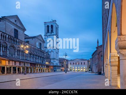 Ferrara - der zentrale Platz der Altstadt - Piazza Trento Trieste in der Abenddämmerung. Stockfoto