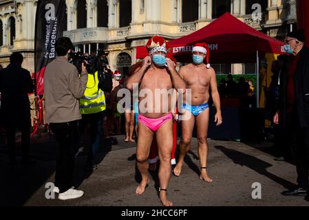 Menschen, die als Weihnachtsmann verkleidet sind, bereiten sich darauf vor, an der traditionellen „Copa Nadal“, Spaniens ältestem Freiwasserschwimmwettbewerb, auf Chris teilzunehmen Stockfoto