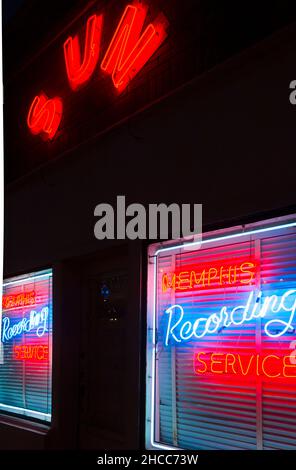 Beleuchtete Neonschilder bei Nacht im legendären Sun Studio in Memphis Tennessee USA Stockfoto