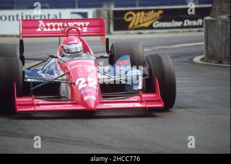 Indy-Autos, die in den 1980er Jahren auf verschiedenen Strecken Rennen, können diese Open-Wheel-Autos mehr als 220 Meilen pro Stunde zurückfahren. Pit-Crews warten Autos in Sekunden. Stockfoto
