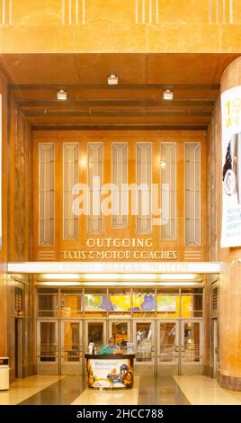 Ausgang mit Schrift Cincinnati Union Terminal ist ein Art déco-Intercity-Bahnhof und Museumszentrum in Cincinnati Ohio, in dem sich ein Museum befindet Stockfoto