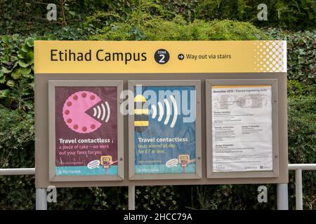 Plakatwände An Der Straßenbahnhaltestelle Des Etihad Campus In Manchester England 8-12-2019 Stockfoto