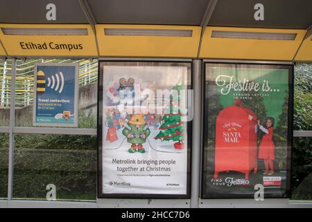 Weihnachtswerbung An Der Straßenbahnhaltestelle Des Etihad Campus In Manchester England 8-12-2019 Stockfoto